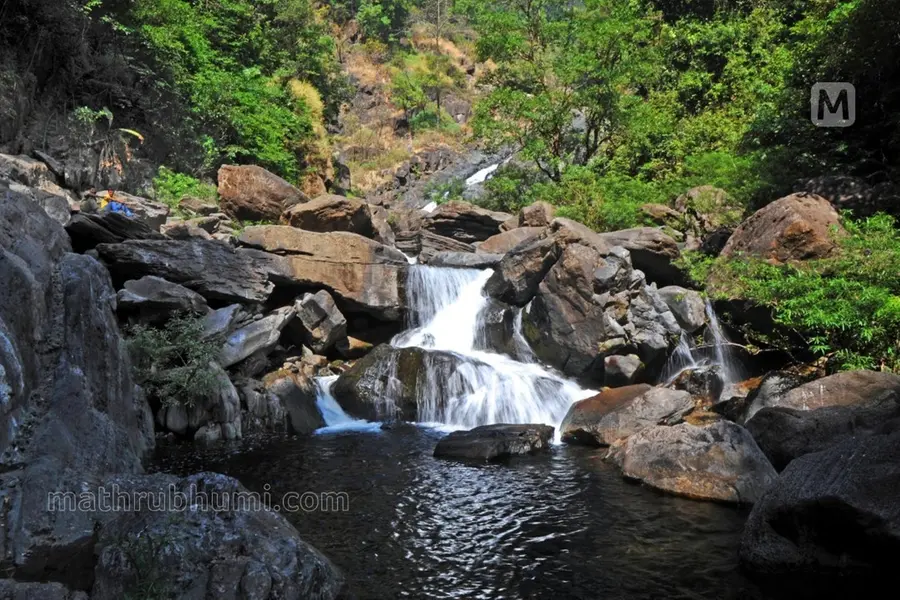 മീൻമുട്ടിയിൽ പോകാം മലകയറാം