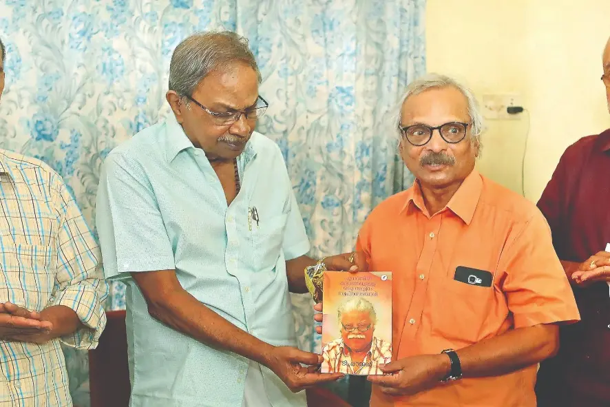 'പുനത്തില് കുഞ്ഞബ്ദുള്ള: ഒരു സ്വച്ഛന്ദ സ്വപ്നസഞ്ചാരി' എം.ടി പ്രകാശനം ചെയ്തു