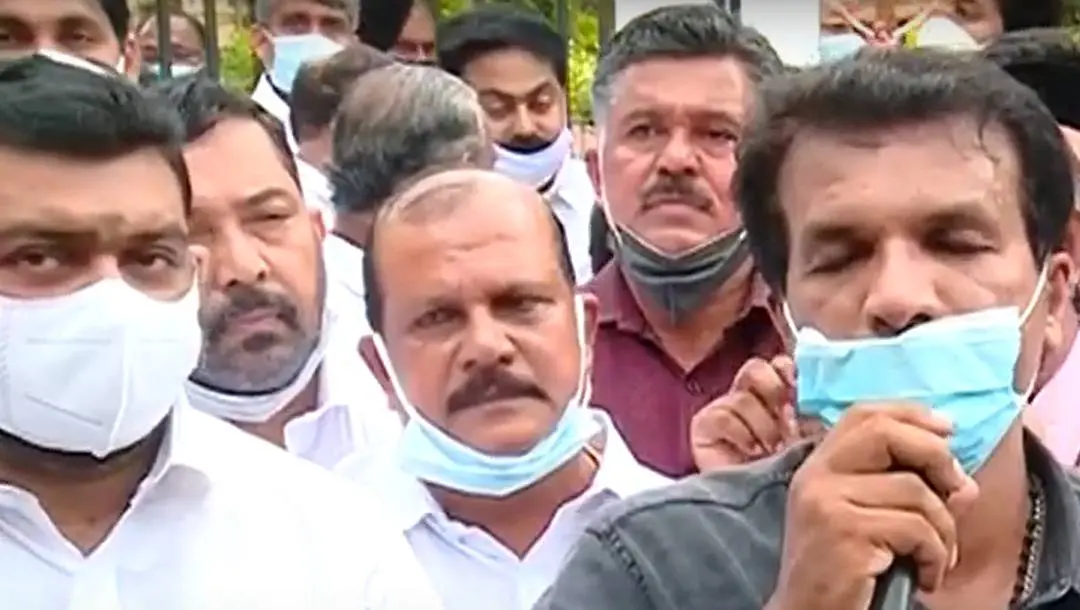 ബിഷപ്പിന് പിന്തുണയുമായി വിശ്വാസികള് ഒത്തുകൂടിയപ്പോള് | Screengrab: മാതൃഭൂമി ന്യൂസ്