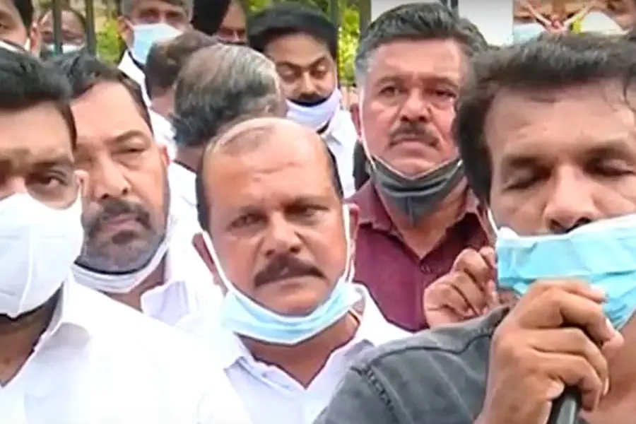 നാര്ക്കോട്ടിക് ജിഹാദ് പരാമര്ശം: പാലാ ബിഷപ്പിന് പിന്തുണയുമായി ബിഷപ്സ് ഹൗസിന് മുന്നില് റാലി