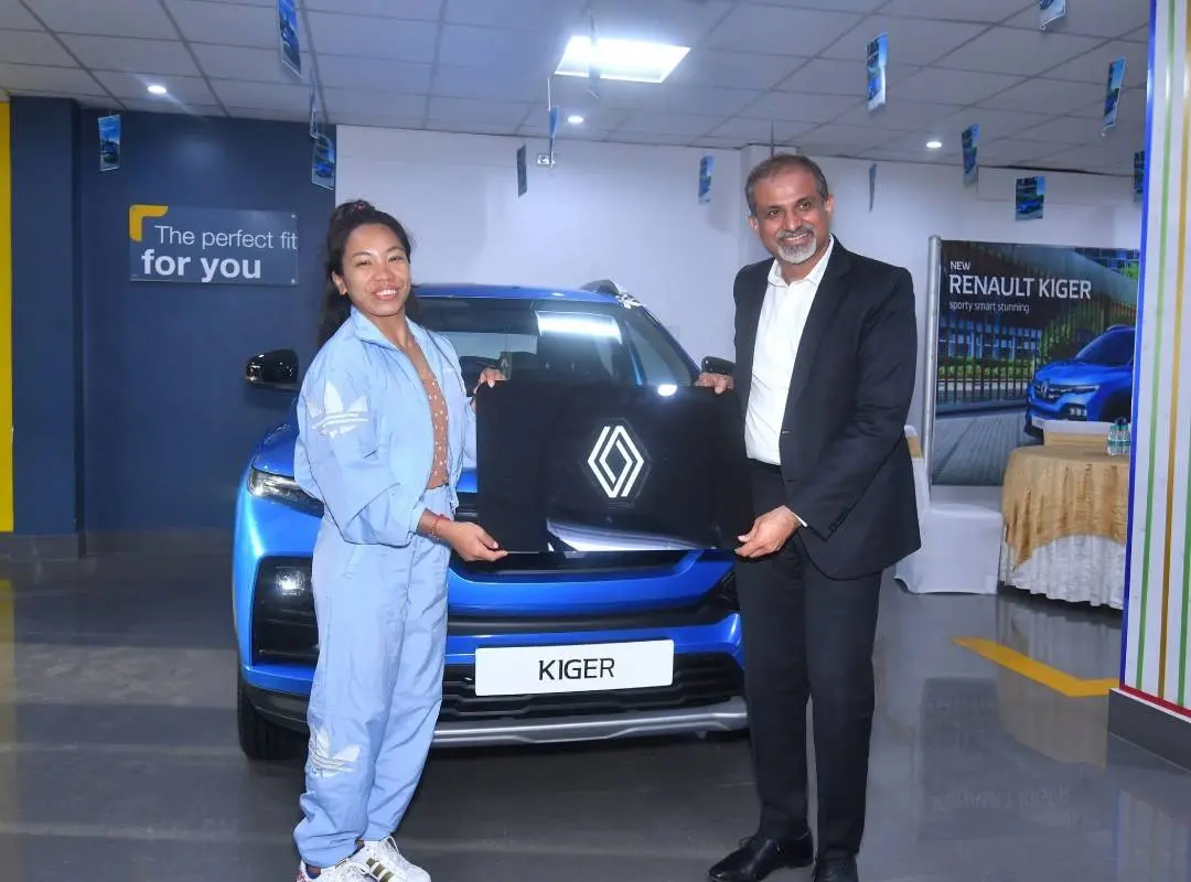 മീരാഭായ്ക്ക് കൈഗര് സമ്മാനിക്കുന്നു | Photo: Renault India