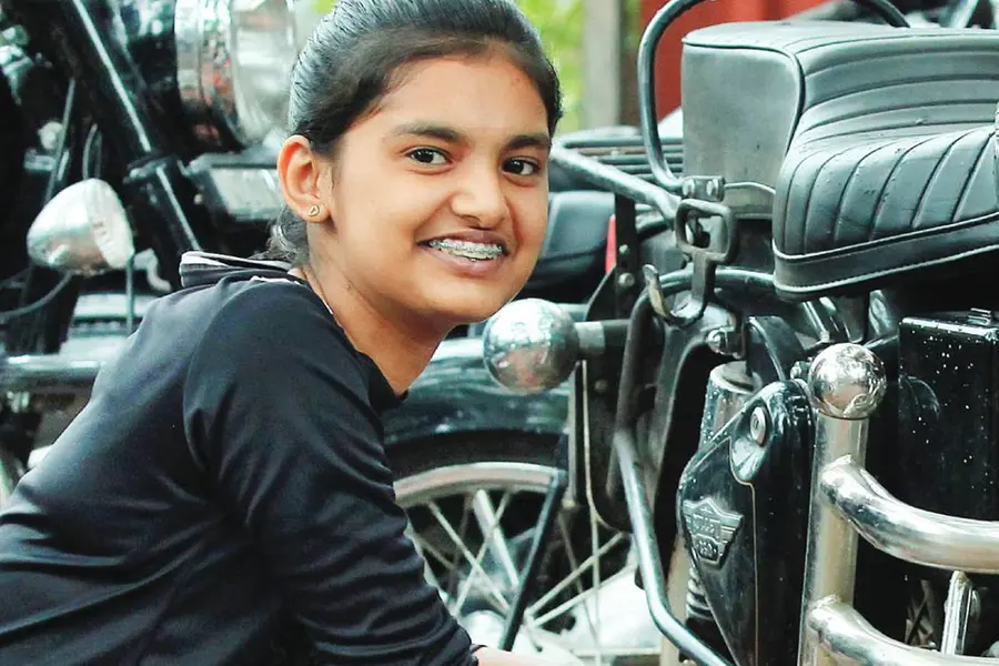 ദിയ റിയല് 'ബുള്ളറ്റ് ഗേള്'; ഓടിക്കാന് മാത്രമല്ല, റിപ്പയര് ചെയ്യാനും എക്സ്പേര്ട്ടാണ്
