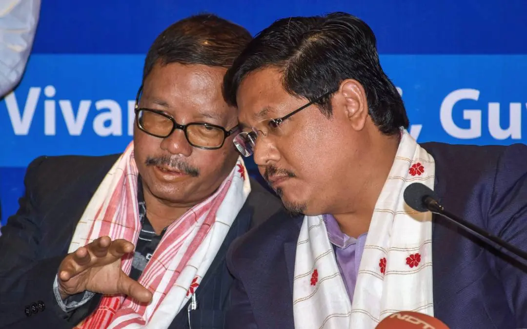 മേഘാലയ മുഖ്യമന്ത്രി കോണ്റാഡ് സംഗ്മ മുന് മേഘാലയ മുഖ്യമന്ത്രി ദോങ്കാപൂര് റോയിയോടൊപ്പം | ഫോട്ടോ;പി.ടി.ഐ