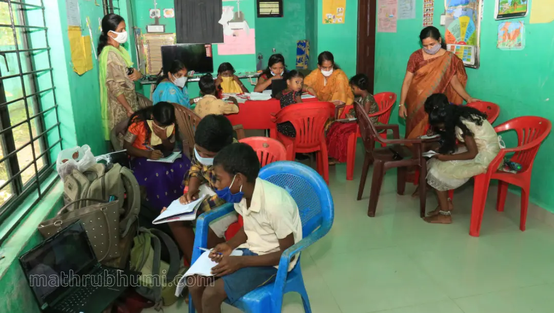 ഓണ്‍ലൈന്‍ ക്ലാസ്സില്‍ പങ്കെടുക്കുന്ന വച്ചുമരം ആദിവാസി കോളനിയിലെ വിദ്യാര്‍ഥികള്‍. ഫോട്ടോ: ജെ ഫിലിപ്പ്‌