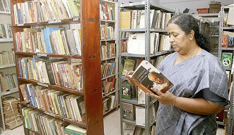 പി.ജി.യുടെ തിരുവനന്തപുരത്തെ പെരുന്താന്നി മുളക്കൽ വീട്ടിൽ സജ്ജീകരിച്ചിരിക്കുന്ന ലൈബ്രറിയിൽ മകൾ ആർ.പാർവതീദേവി