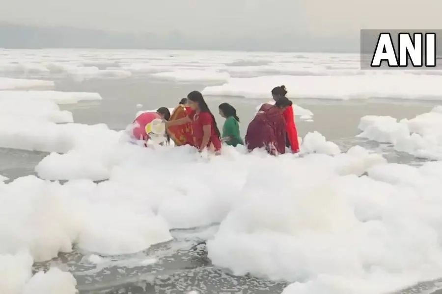 മഞ്ഞല്ല, മഞ്ഞിൻ പാളിയല്ലിത്; വിഷപ്പതയില് മുങ്ങി യമുനാനദി
