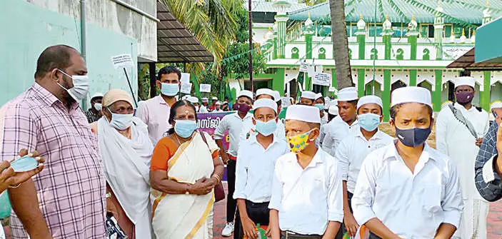 പെരുമാതുറയിൽ നടന്ന നബിദിന ഘോഷയാത്രയിൽ കുട്ടികൾക്കൊപ്പം പങ്കെടുക്കുന്ന ശ്യാമള കുമാരി ടീച്ചർ