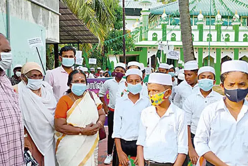 പതിവുതെറ്റിക്കാതെ 23 വർഷം; പെരുമാതുറയുടെ സ്വന്തം ടീച്ചർ ഇക്കുറിയും നബിദിന ഘോഷയാത്രയ്ക്കെത്തി
