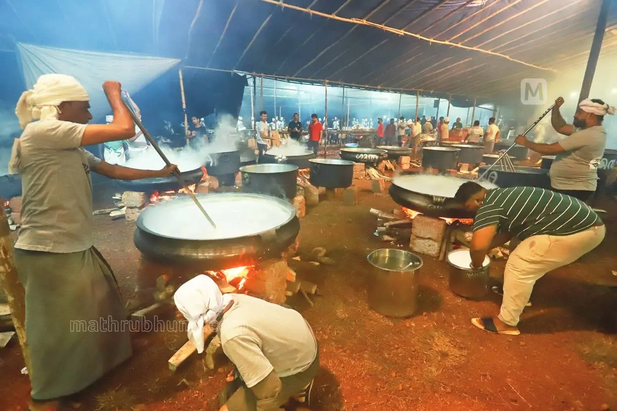 അഭയം ഡയാലിസിസ് സെന്ററിന്റെ പായസചലഞ്ചിനുള്ള പായസം തയ്യാറാക്കുന്നു | ഫോട്ടോ: അജിത് ശങ്കരന്
