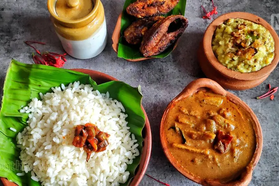 ഉച്ചയൂണിന് ഇരുമ്പൻപുളി വറുത്തരച്ച കറിയും പപ്പായ എരിശ്ശേരിയും