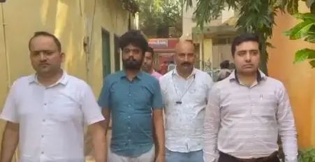 പിടിയിലായ പ്രതി(ഇടത്തുനിന്ന് രണ്ടാമത്)ക്കൊപ്പം പോലീസ് ഉദ്യോഗസ്ഥര് | Screengrab: twitter.com|capt_ivane