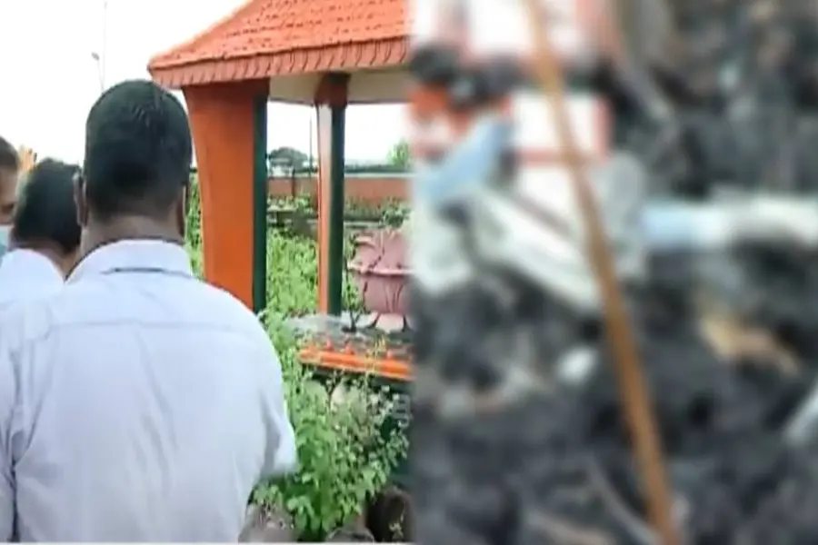 പയ്യാമ്പലത്തെ കെ.ജി. മാരാര് സ്മൃതിമന്ദിരത്തിന് മുന്നില് നായയുടെ ജഡം കത്തിച്ചനിലയില്; പ്രതിഷേധം