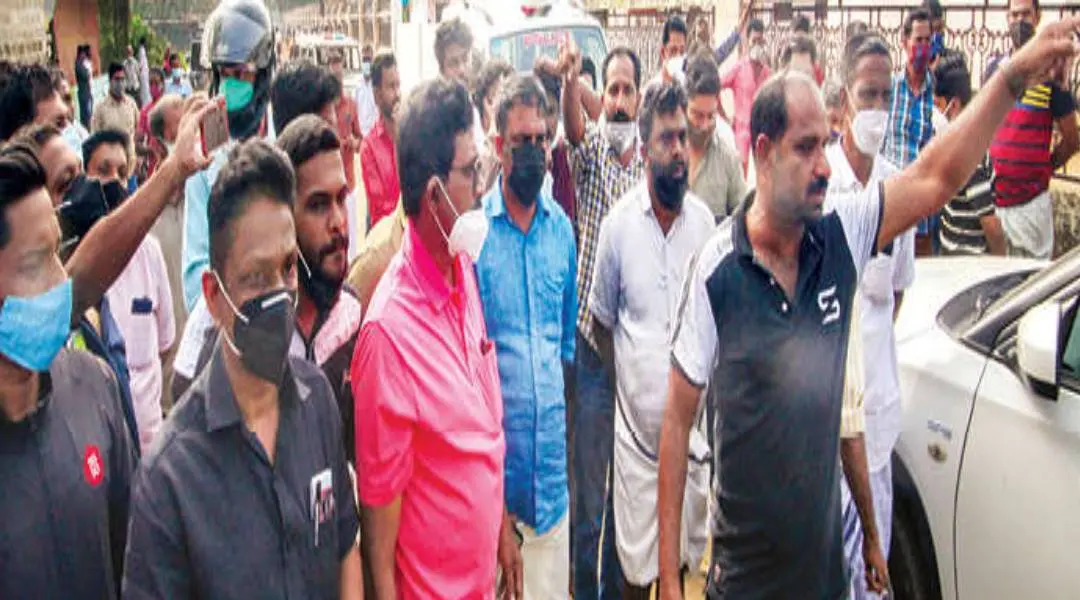 സംഘര്‍ഷം നടന്ന കിഴക്കമ്പലം കിറ്റെക്‌സ് കമ്പനിയിലെ തൊഴിലാളികള്‍ താമസിക്കുന്ന കെട്ടിടത്തിനു മുന്നില്‍ സമീപവാസികള്‍ പ്രതിഷേധിച്ചപ്പോള്‍