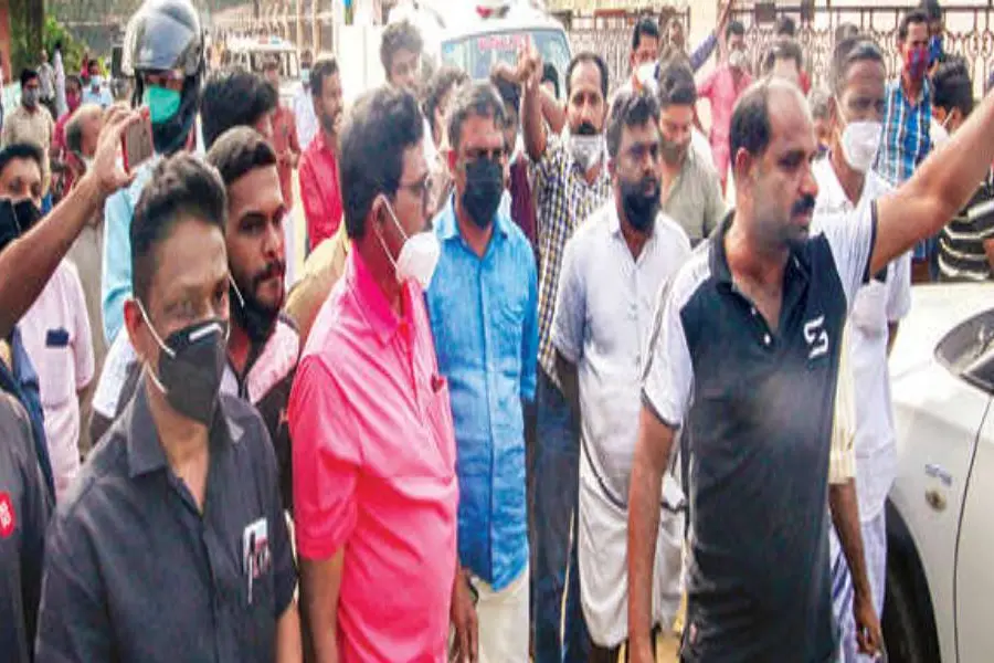 മദ്യവും ലഹരിയും ഒഴുകുന്നു, ഇവര് അതിഥികളല്ല,അക്രമികളെന്ന് നാട്ടുകാര്