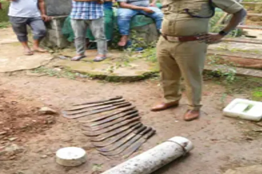 അങ്കണവാടി വളപ്പില്‍നിന്ന് കണ്ടെടുത്തത് 13 വടിവാളുകള്‍; പി.വി.സി. പൈപ്പിലാക്കി കുഴിച്ചിട്ടനിലയില്‍