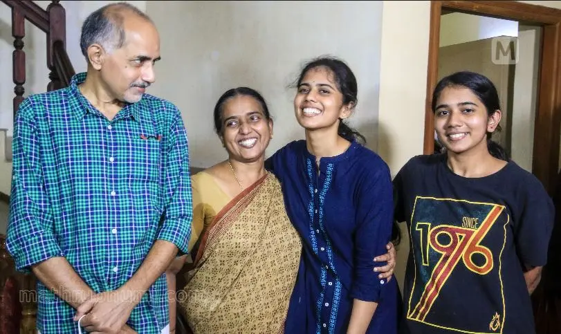 മീര കുടുംബത്തിനൊപ്പം | ഫോട്ടോ; ജെ ഫിലിപ്പ്