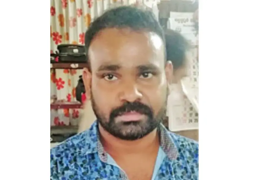 വില്പന വീടിനടുത്ത കുറ്റിക്കാട്ടില്, പ്രമുഖ ബ്രാന്ഡുകളുടെ വ്യാജമദ്യശേഖരവുമായി യുവാവ് പിടിയില്