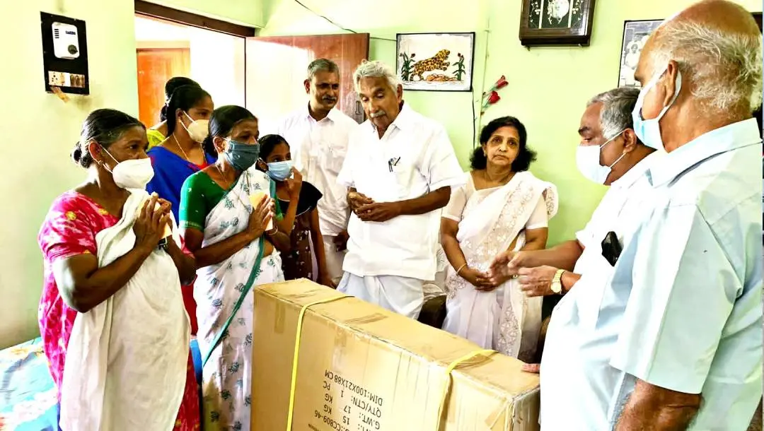 ലാല് കെയേഴ്സ് ഡിസംബര് മാസ ചാരിറ്റി വിതരണം മുന് മുഖ്യമന്ത്രി ഉമ്മന് ചാണ്ടി നിര്വഹിക്കുന്നു