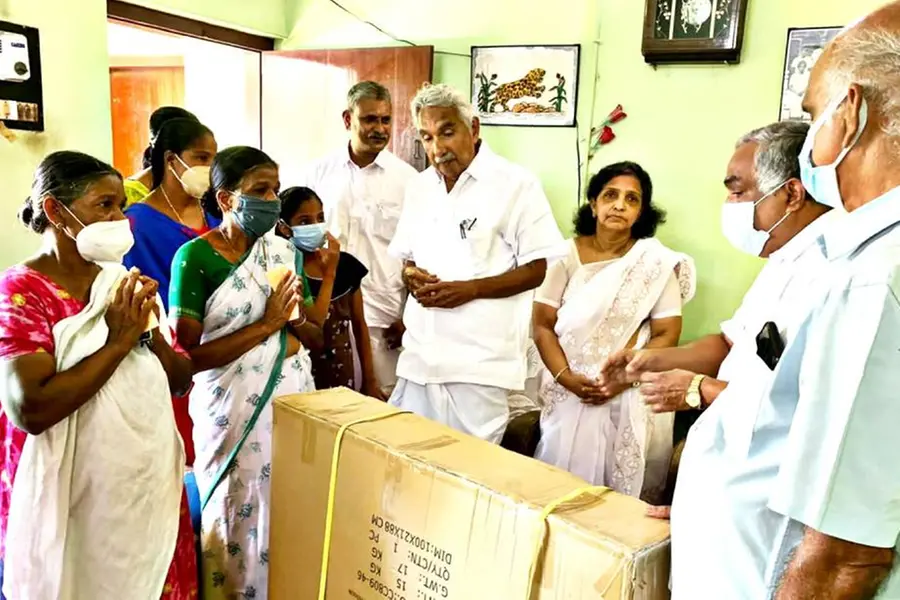 ലാല് കെയേഴ്സ് ചാരിറ്റി വിതരണം മുന് മുഖ്യമന്ത്രി ഉമ്മന് ചാണ്ടി നിര്വഹിച്ചു