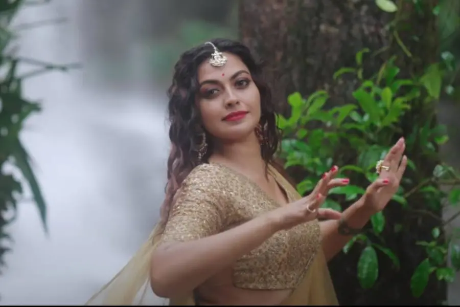 അതിമനോഹരിയായി അനുശ്രീ, ഇഷാന്റെ ശബ്ദത്തിൽ 'നറുമുഗയേ...'