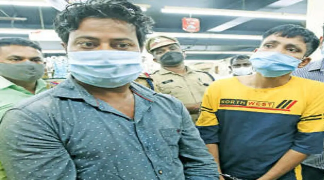 സൂപ്പര്മാര്ക്കറ്റുകള് കുത്തിത്തുറന്ന് മോഷണം നടത്തുന്ന ബംഗാള് സ്വദേശികളായ മുക്താറൂള് ഹക്ക്, സംസുജുവ എന്നിവരെ കലൂര് കറുകപ്പിള്ളിയിലുള്ള സൂപ്പര്മാര്ക്കറ്റില് തെളിവെടുപ്പിന് കൊണ്ടുവന്നപ്പോള്