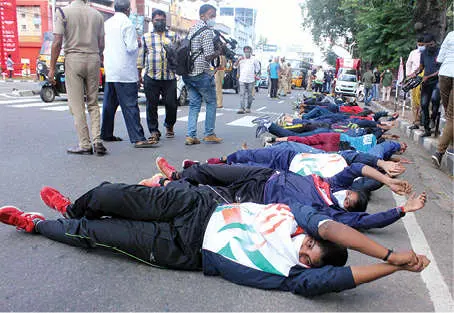 തൊഴിലിനായ് കായികതാരങ്ങള് സെക്രട്ടേറിയറ്റിന് മുന്നില് ശയനപ്രദക്ഷിണം നടത്തുന്നു | Photo: Mathrubhumi