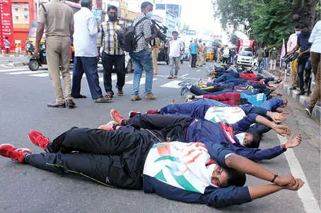 സമരംചെയ്തിട്ടും സര്ക്കാര് കനിയുന്നില്ല; സെക്രട്ടേറിയറ്റിനു മുന്നില് കായികതാരങ്ങളുടെ ശയനപ്രദക്ഷിണം