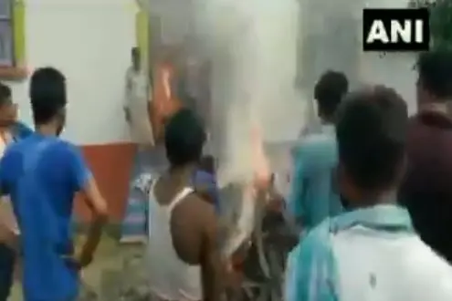 17-കാരനെ കൊന്ന് ജനനേന്ദ്രിയം വെട്ടിമാറ്റി; ശവസംസ്കാര ചടങ്ങ് പ്രതിയുടെ വീടിന് മുന്നില്