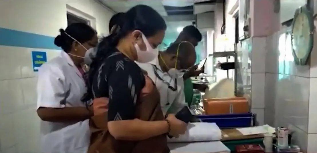 മന്ത്രി വീണാ ജോര്‍ജ് ജില്ലാ ആശുപത്രിയില്‍ മിന്നല്‍ സന്ദര്‍ശനം നടത്തിയപ്പോള്‍. screengrab - Mathrubhumi news