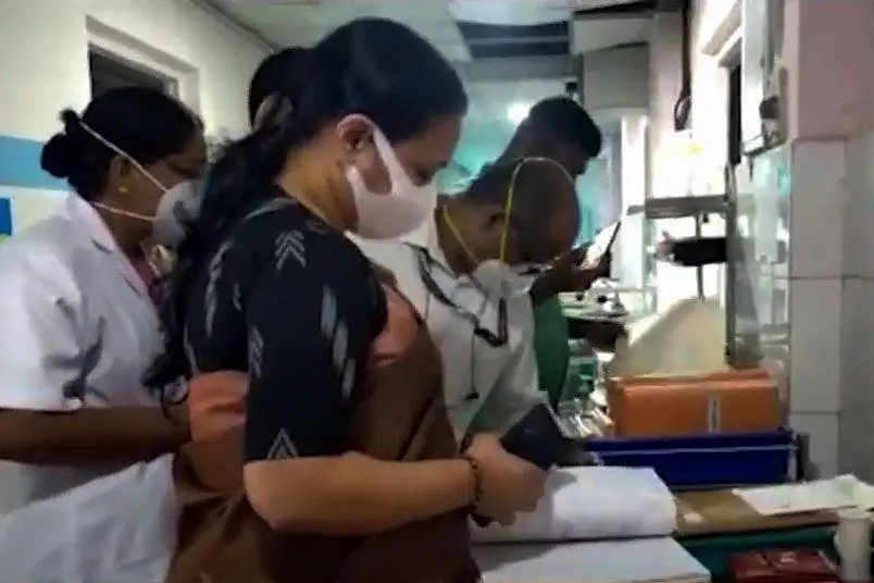 ജില്ലാ ആശുപത്രിയില്‍ മന്ത്രിയുടെ മിന്നല്‍ സന്ദര്‍ശനം; ഡോക്ടര്‍മാര്‍ എത്താന്‍ വൈകുന്നെന്ന് കണ്ടെത്തി