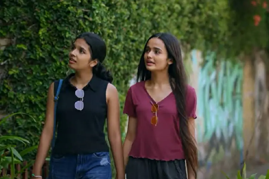 കൊച്ചി ചുറ്റിക്കാണാം മീനാക്ഷിയ്ക്കും ശ്രേയയ്ക്കുമൊപ്പം; ഇത് 'കൊച്ചിപ്പാട്ട്‌'