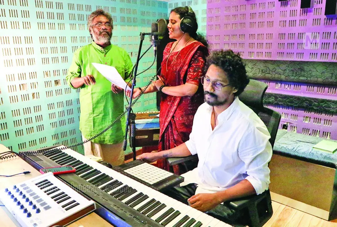 തൃശ്ശൂർ ചിയ്യാരത്തെ സ്റ്റുഡിയോയിൽ കളക്ടർ ഹരിത വി. കുമാർ റെക്കോഡിങ്ങിൽ. സമീപം സംഗീതസംവിധായകൻ മോഹൻ സിത്താര, മകൻ വിഷ്ണു എന്നിവർ | ഫോട്ടോ: മാതൃഭൂമി
