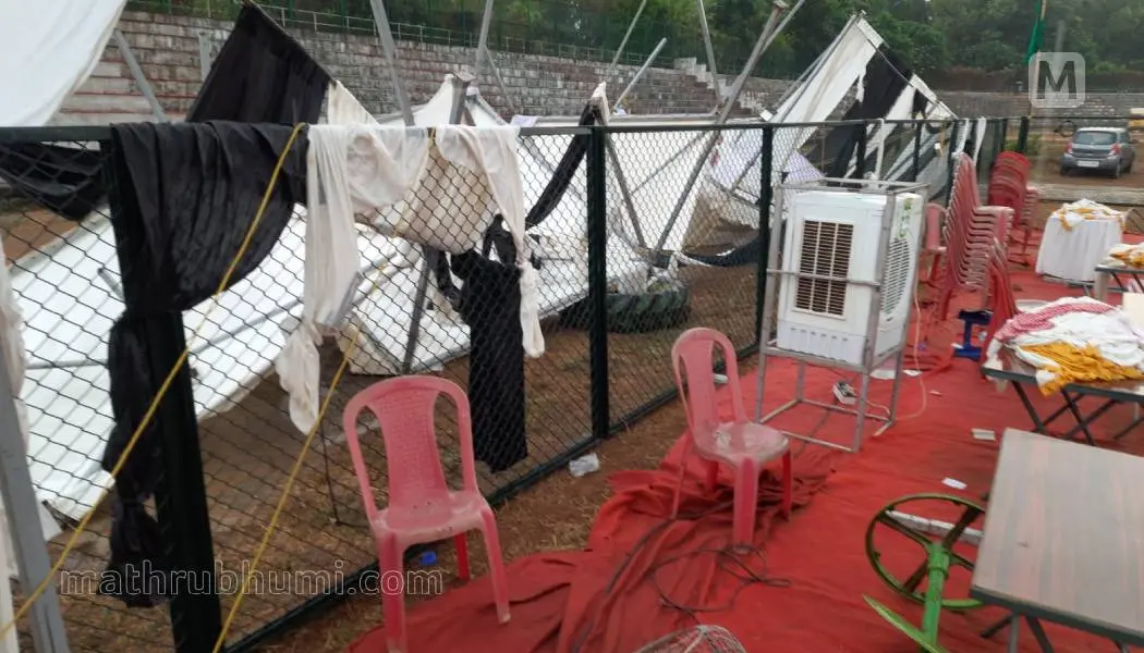 കനത്ത് കാറ്റിലും മഴയിലും തകര്ന്ന മീഡിയ പവലിയന്