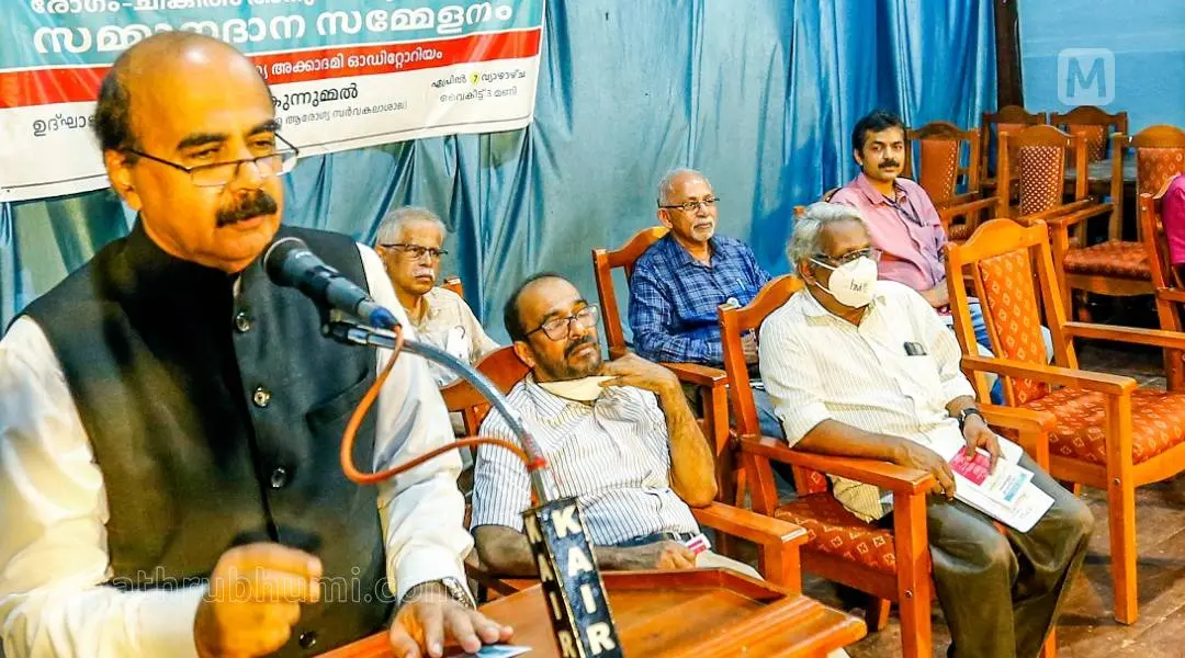 കേരള ആരോഗ്യ സര്വകലാശാലാ വൈസ് ചാന്സലര് ഡോ. മോഹന് കുന്നുമ്മല് ചടങ്ങില് സംസാരിക്കുന്നു | Photo: മനീഷ് ചേമഞ്ചേരി