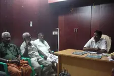 തടിക്കഷണങ്ങളും ചാക്കുകെട്ടുകളും കൂട്ടിയിട്ടൊരു മുറി, തമിഴ് സ്റ്റണ്ട് രംഗം പോലൊരു പഞ്ചായത്താഫീസ്