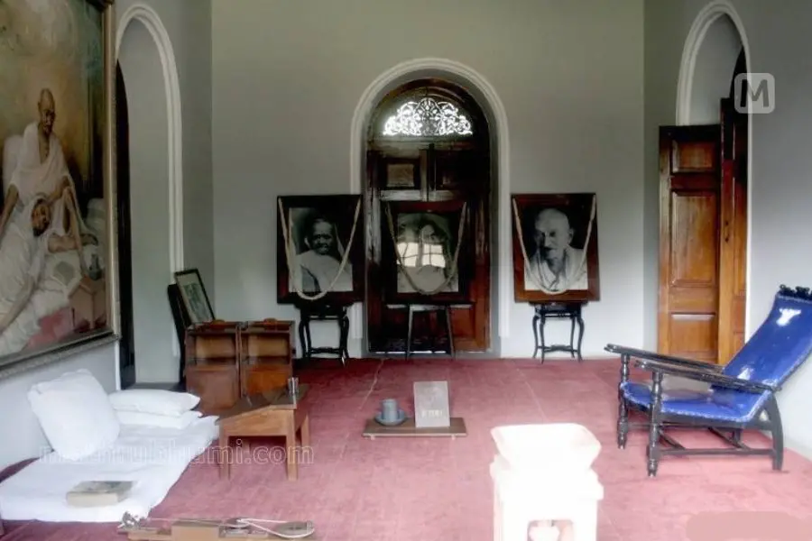 ഈ മുറിയില്വച്ച്, ആ രാത്രി ഗാന്ധി പറഞ്ഞു:'ഞാനിന്ന് ഒരു തകര്ന്ന പാത്രമാണ്...'