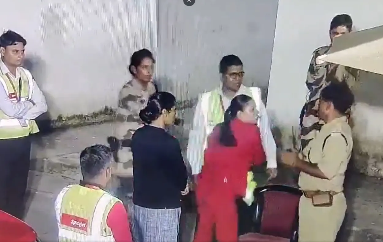 സി.ഐ.എസ്.എഫ് ജീവനക്കാരന്റെ മുഖത്തടിക്കുന്ന സ്‌പൈസ് ജെറ്റ് ജീവനക്കാരി| photo: youtubescreengrab