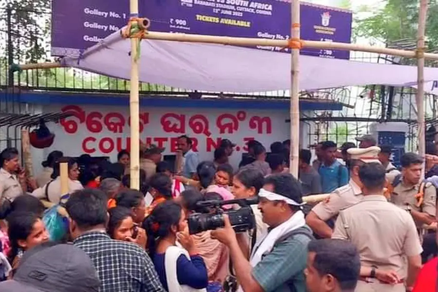 ഇന്ത്യ - ദക്ഷിണാഫ്രിക്ക മത്സര ടിക്കറ്റിനായി തിക്കും തിരക്കും; ലാത്തി വീശി ഒഡിഷ പോലീസ്