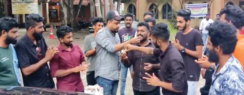 മരട് അനീഷും സംഘവും കോടതിവളപ്പിൽ കേക്കുമുറിച്ച് ജന്മദിനമാഘോഷിച്ചപ്പോൾ