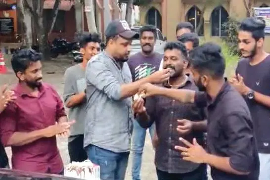 മയക്കുമരുന്ന് കേസിൽ ജാമ്യം, പുരവഞ്ചിയിലെ ആഘോഷം കോടതി വളപ്പിൽ; കേക്ക് മുറിച്ച് മരട് അനീഷും സംഘവും