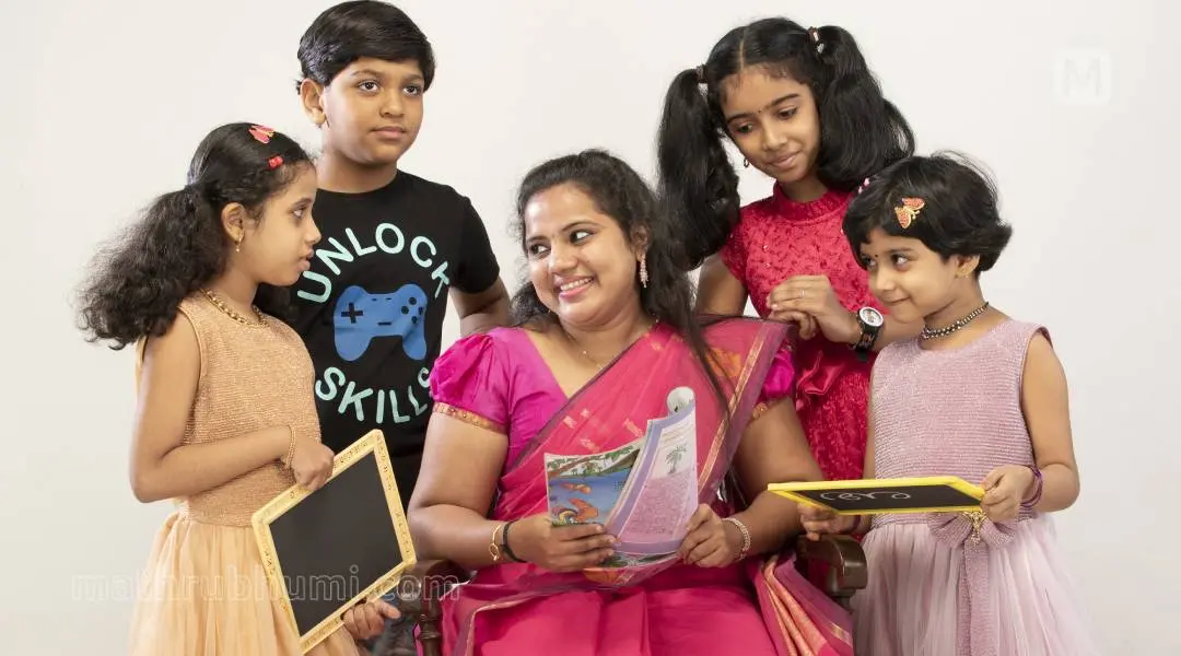 സായിശ്വേത ടീച്ചര് വിദ്യാര്ഥികള്ക്കൊപ്പം | ഫോട്ടോ. പി.ജയേഷ്