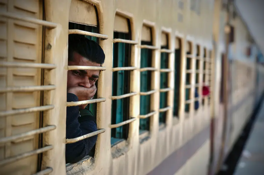 'കിടക്കവിരി വിരിച്ച് ബോബി അതില് ഒരു കുപ്പി മിലിട്ടറി ജിന് വച്ചു, കൂടെ ഒരു കുപ്പി ദശമൂലാരിഷ്ടവും'