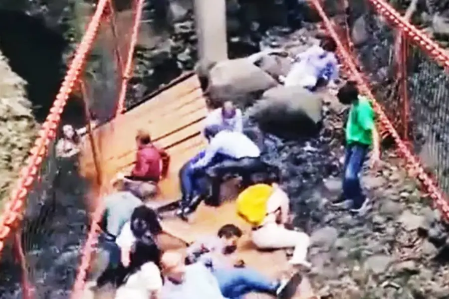 മെക്‌സിക്കോയിലെ 'പഞ്ചവടിപ്പാലം' തകര്‍ന്നു, മേയറും ഭാര്യയുമടക്കം പുഴയില്‍ വീണു | വീഡിയോ