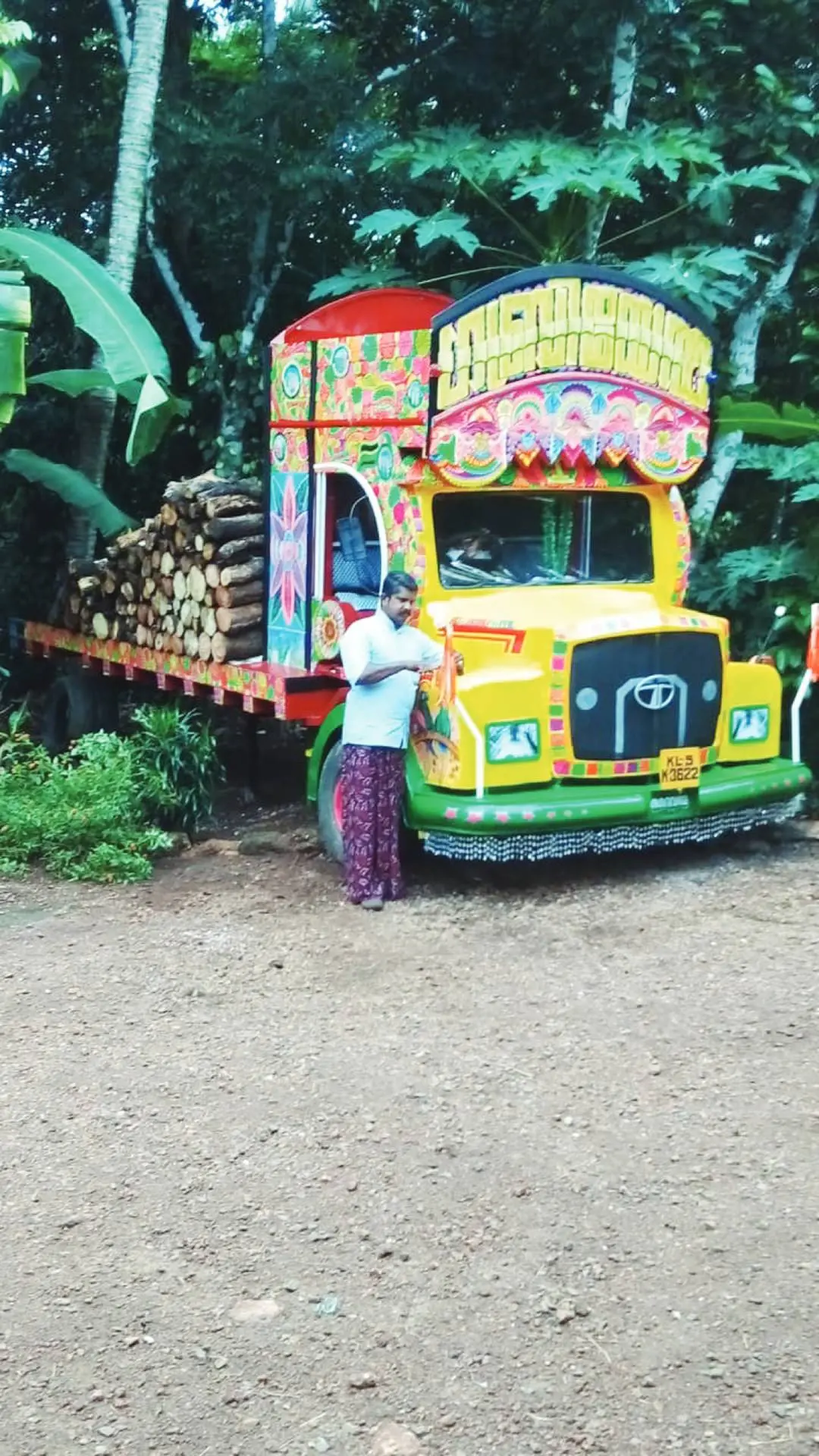 അറുന്നൂറ്റിമംഗലം കൊല്ലംകുഴിയില് ജെയ്മോന് ആക്രിവസ്തുക്കള് ഉപയോഗിച്ച് നിര്മിച്ച ലോറി | ഫോട്ടോ: മാതൃഭൂമി