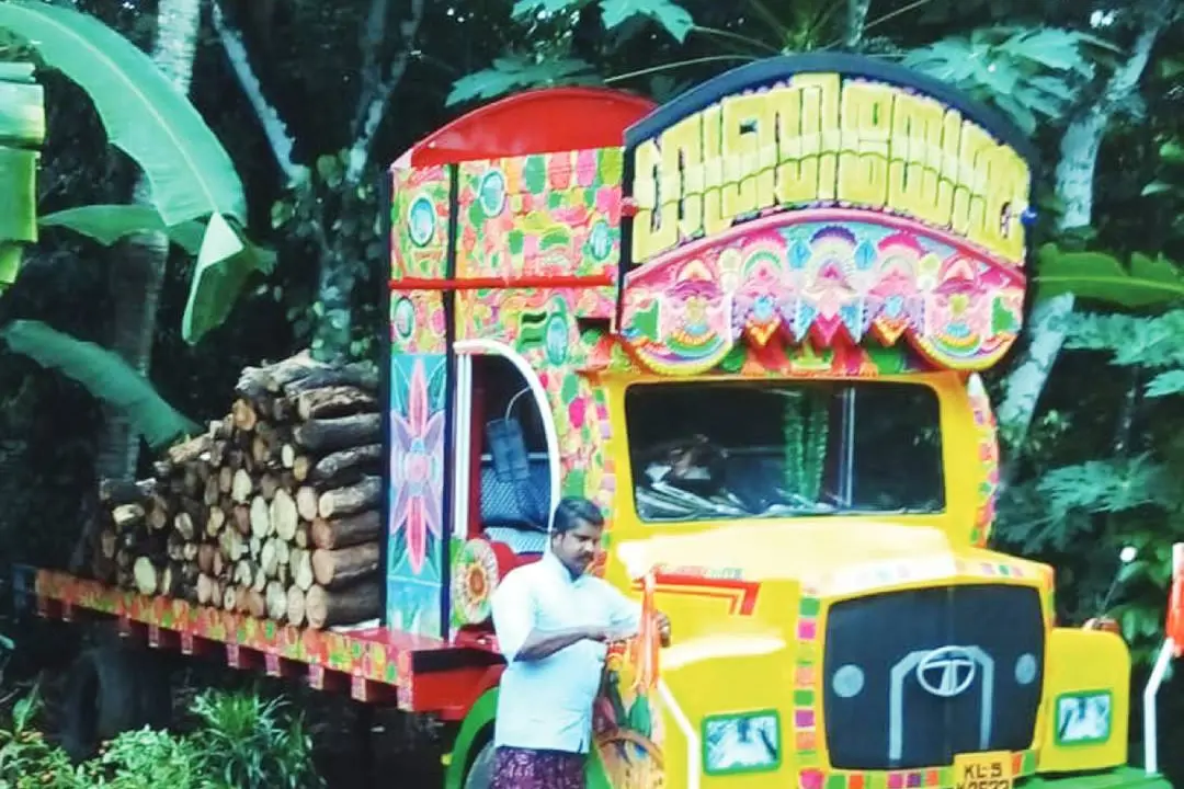 6500 രൂപയ്ക്ക് വീട്ടുമുറ്റത്ത് ഒരു ലോറി; ഒറിജിനല് തോല്ക്കും ഈ ആക്രി ലോറിക്ക് മുന്നില്