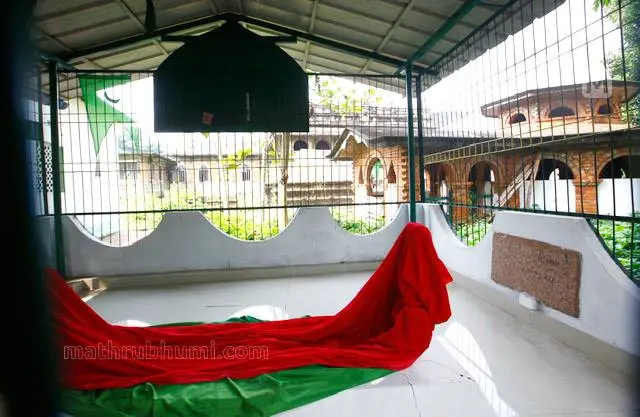 മോയിന്കുട്ടി വൈദ്യരുടെ ഖബറിടം