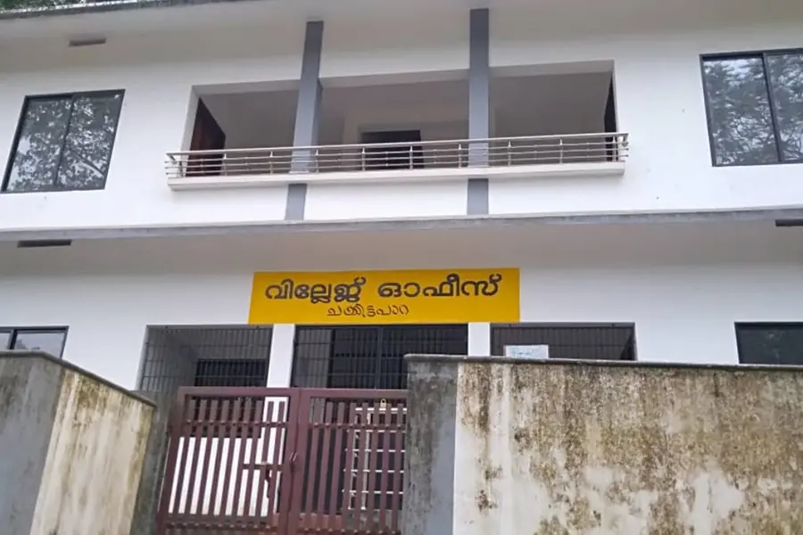 മൂന്നുമാസമായിട്ടും പരാതിയില് നടപടിയില്ല; വില്ലേജ് ഓഫീസില് അമ്മയും മകളും ആത്മഹത്യയ്ക്ക് ശ്രമിച്ചു