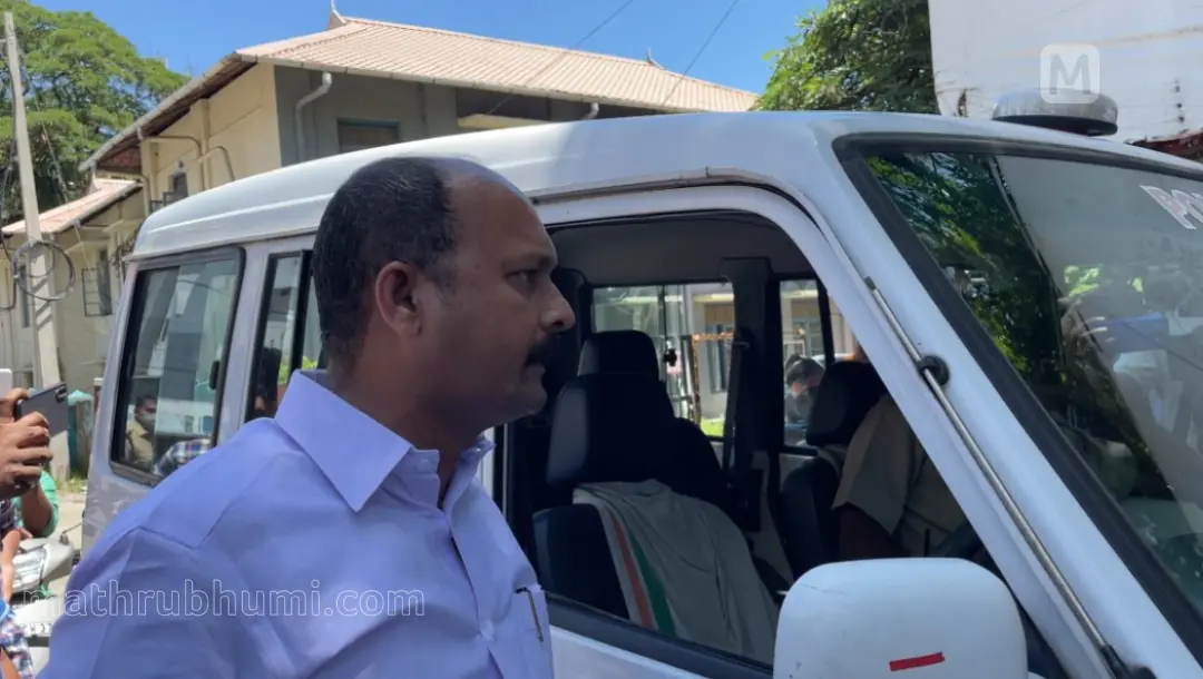 ഡിസിസി ഓഫീസിന് മുന്നില് പോലീസിനോട് കയര്ക്കുന്ന എറണാകുളം ഡിസിസി പ്രസിഡന്റ് ഷിയാസ് | ഫോട്ടോ: ജി.ആര് രാഹുല്