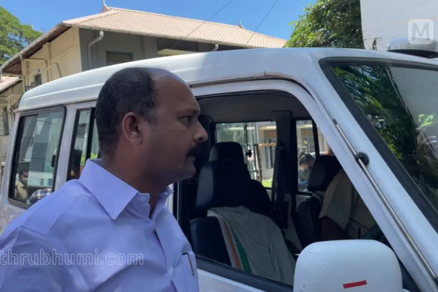 'ഡി.സി.സി ഓഫീസ് സംരക്ഷിക്കാന് ഞങ്ങള്ക്കറിയാം, നിങ്ങള് വിട്ടോ' പോലീസിനോട് കയര്ത്ത് മുഹമ്മദ് ഷിയാസ്
