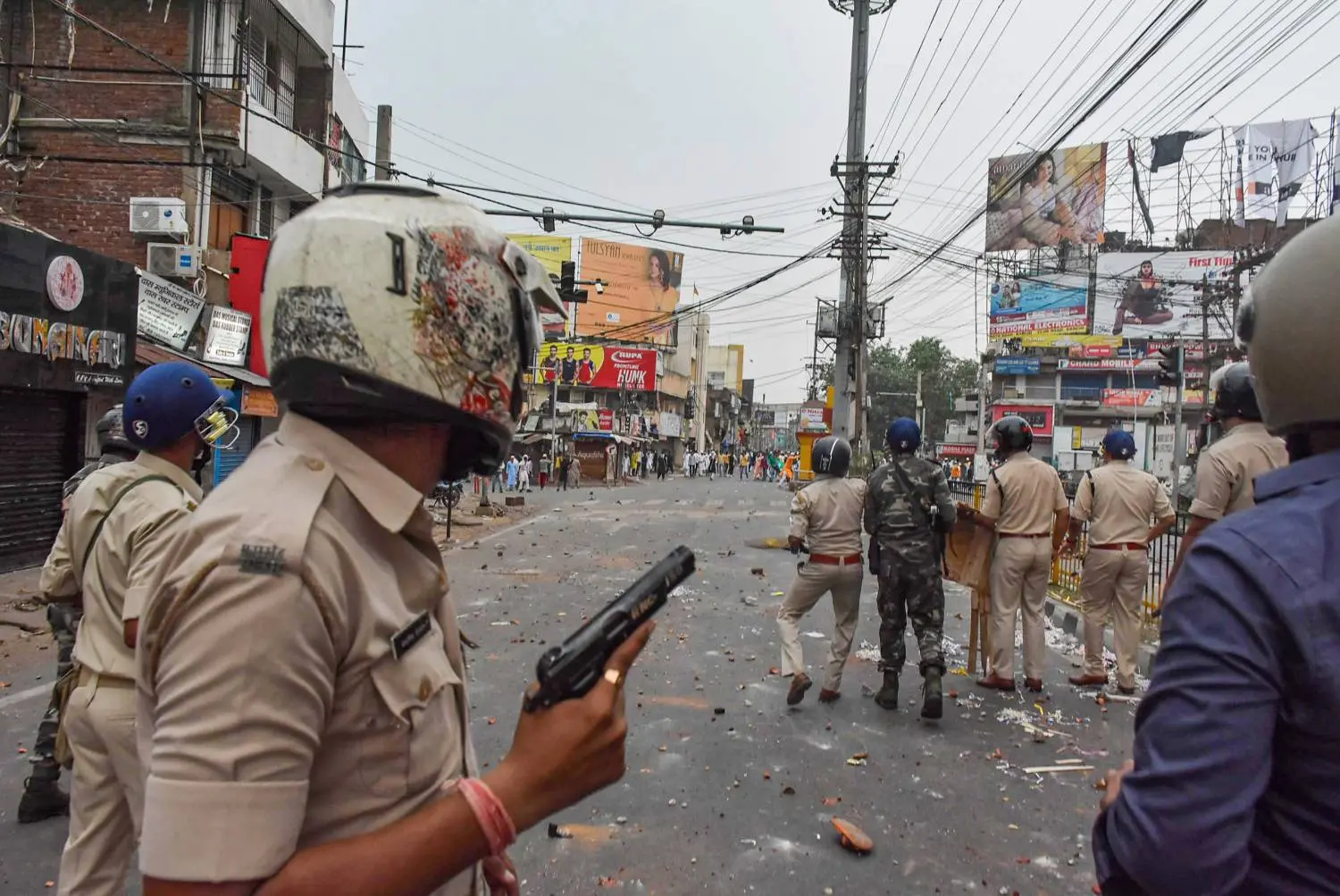റാഞ്ചിയില് പ്രതിഷേധക്കാര്ക്ക് നേരെ തോക്ക് ചൂണ്ടുന്ന പോലീസുകാരന് |ഫോട്ടോ:PTI